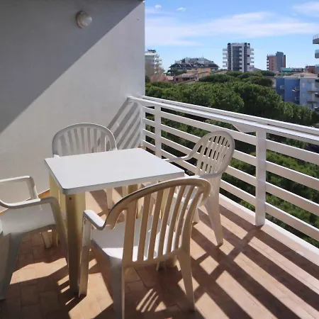 Apartment In Lignano Sabbiadoro 42773 Apartamento